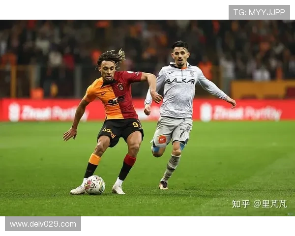 斯洛特谈基耶萨小伤情并称范布隆克霍斯特深谙加拉塔萨雷特点 斯洛特谈基耶萨小伤情并称范布隆克霍斯特深谙加拉塔萨雷特点